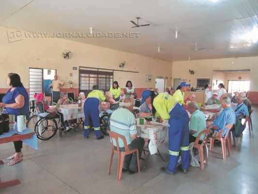 Moradores do Lar dos Velhinhos e funcionários da empresa Latina participam de café da tarde após entrega de cadeiras de rodas