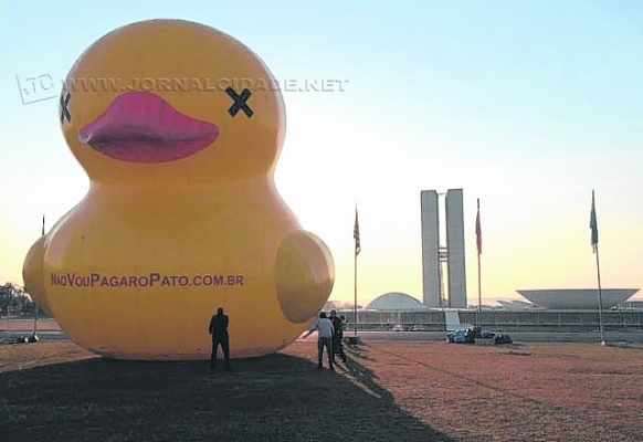 Pato gigante foi instalado em frente ao Congresso (foto ABr)