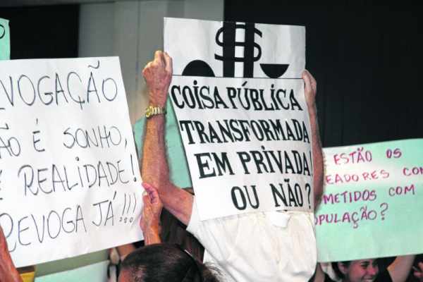 Manifestantes têm incomodado o legislativo, ao pedirem a revogação da “taxa” de iluminação pública