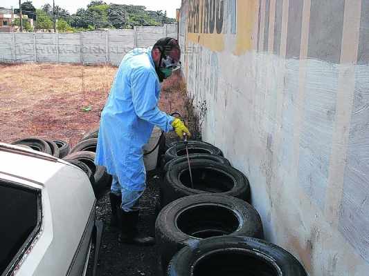 Estabelecimentos que trabalham com pneus serão obrigados a mantê-los permanentemente livres do acúmulo de água para evitar a proliferação do mosquito