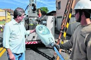 Na foto de arquivo, o prefeito Du Altimari acompanhando a troca de iluminação em bairro de Rio Claro
