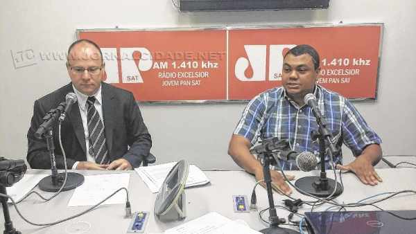 O advogado Alexandro Luís Pin e o 1º-vice-presidente Gilvon Barbosa no estúdio da Rádio Excelsior Jovem Pan News
