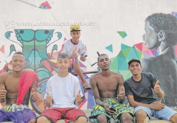 Jovens que utilizam com frequência o centro esportivo do bairro Mãe Preta aprovam cercamento, desde que espaço permaneça sempre aberto à comunidade