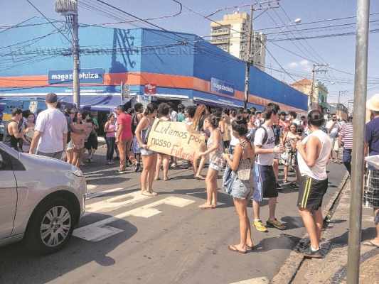 Grupo composto por professores e estudantes faz protesto na área central de Rio Claro