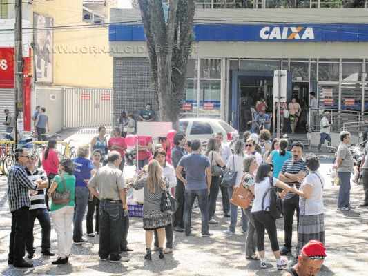 Os bancários se reuniram no Jardim Público no primeiro dia da greve nacional iniciada nessa terça-feira (6)