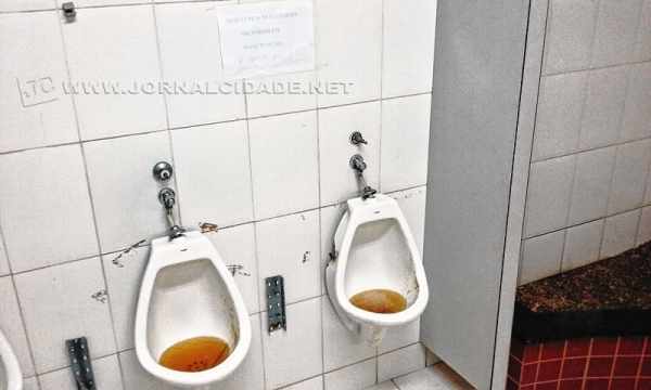 Esta é a situação verificada no banheiro masculino do Terminal Rodoviário no último sábado (10)