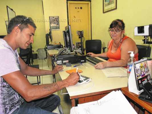 A servidora Valdete Rubin Lopes atende o eleitor Leonardo Alexandre Garcia, que fez a biometria nessa quinta-feira (8)