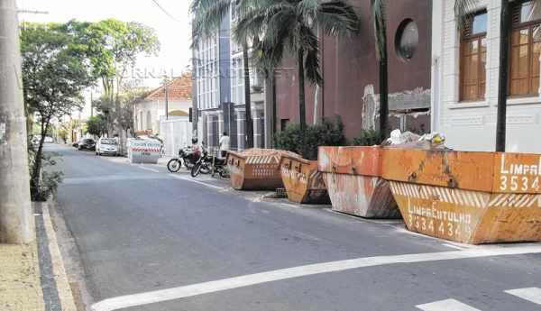 Não é difícil se deparar, pelas ruas da cidade, com diversas caçambas num único quarteirão