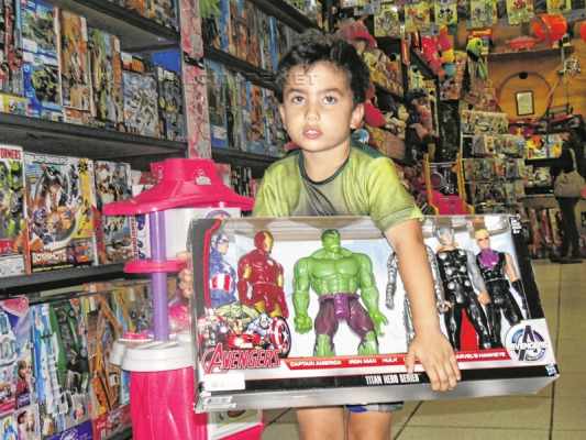 Rafael Vital de Melo, 3 anos, pediu um kit de super-heróis, além de uma fantasia de Hulk