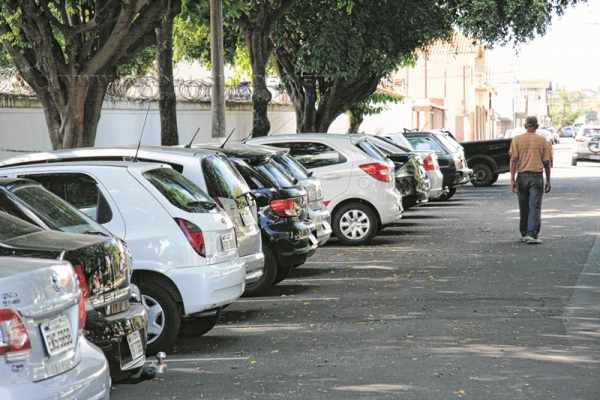 Cemitério Municipal é um dos pontos em Rio Claro em que é frequente a permanência dos flanelinhas. Eles se apresentam aos motoristas para ‘olhar’ o carro