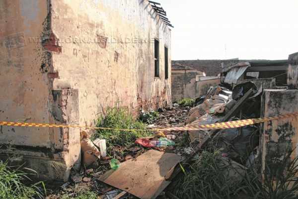 Casa é incendiada na Vila Aparecida. Corpo de Bombeiros foi ao local e controlou as chamas. Fogo consumiu as dependências da casa por volta das 19 horas