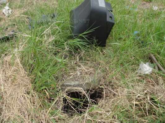 De acordo com denúncia de moradores, o lixo e o entulho são despejados por pessoas de outros pontos da cidade em uma das ruas do bairro; uma boca de lobo também gerou reclamações