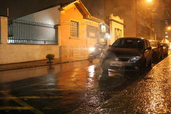 Chuva com ventos fortes atinge Rio Claro na noite desta sexta-feira (13)
