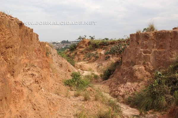 PAISAGEM ALTERADA: cava de argila abandonada evidencia o impacto da atividade. São 1.200 na região de Rio Claro