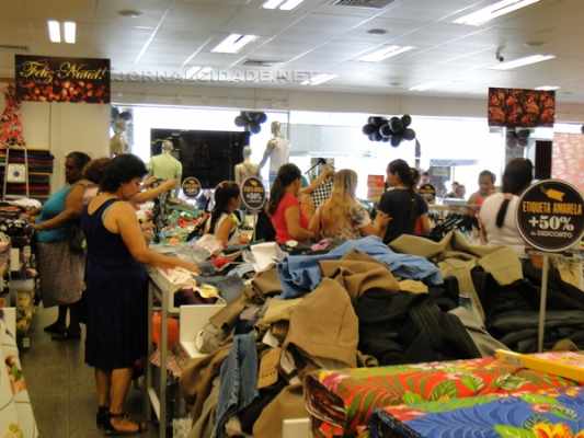 Consumidores conferem produtos em loja de departamentos em Rio Claro