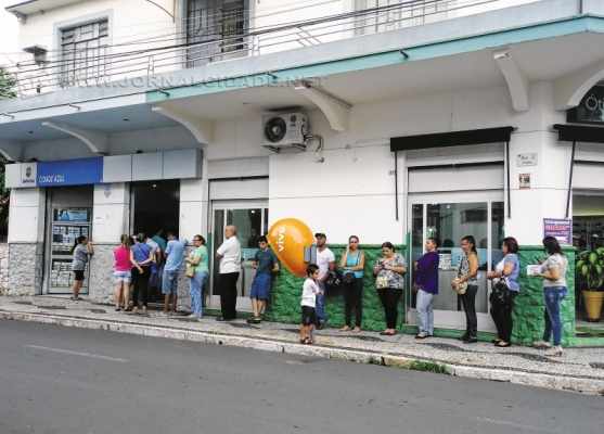 O movimento de clientes nas lotéricas foi grande por causa do quinto dia útil