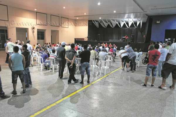 Funcionários participam de assembleia realizada pelo sindicato para discutir o fechamento da empresa no município