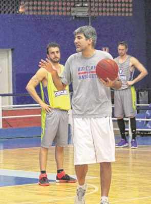 Dedé Barbosa pausa treino para orientar jogadores na quadra do ginásio Felipe Karam. Treinador foi eleito melhor do NBB 7