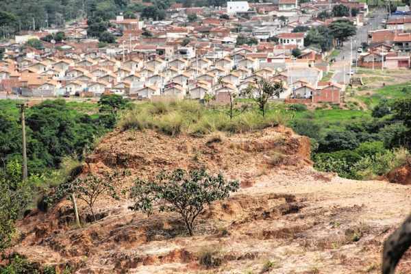 MISTÉRIO - Na foto, cava de argila na região norte, abandonada e próxima a bairro periférico do município de Rio Claro