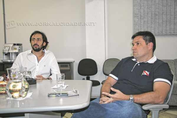 Júlio Monfardini e Henrique Guimarães conversam com o jornalista durante entrevista especial feita ao Grupo JC