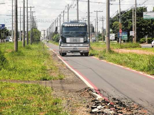 Com a interdição da Avenida Brasil, motoristas acabaram utilizando o canteiro e a ciclovia como forma de desvio. Rota alternativa gerou transtornos no trânsito