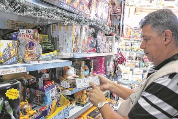 Fiscais do Ipem-SP verificam brinquedos em loja durante a Operação Papai Noel (foto divulgação)