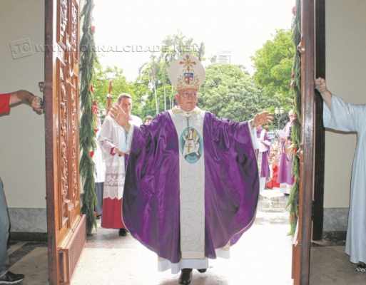 O bispo dom Fernando Mason abre a Porta Santa. Celebração contou com grande público