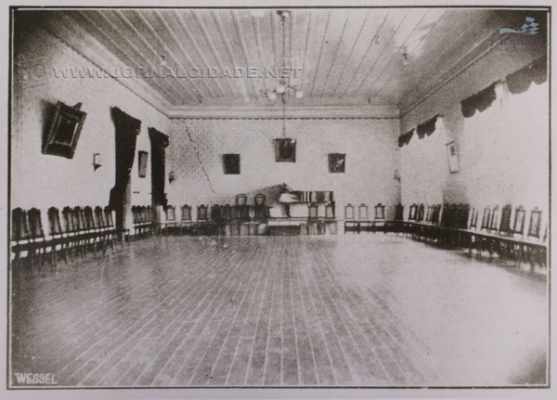 Evento no interior da Philarmônica. Foto interna do salão do prédio tirada em 1910