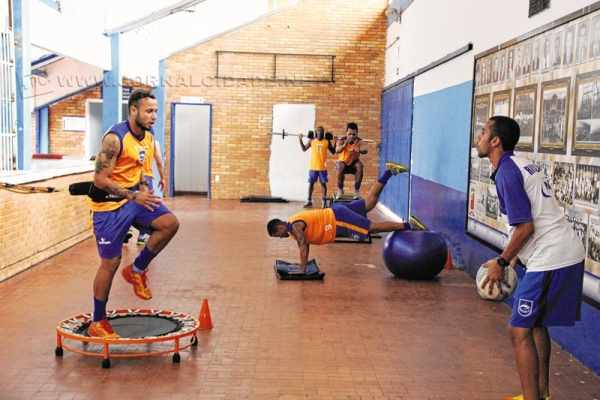 Atletas em treino físico no Schmidtão