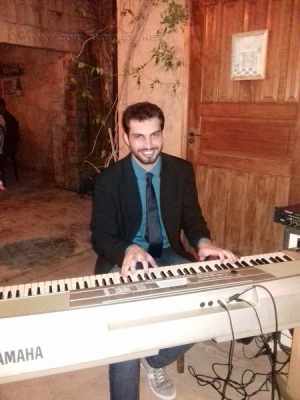 Amigos, familiares e apoiadores estiveram no lançamento do disco de Silas, que aconteceu na Pizzaria Bella Capri, no dia 21