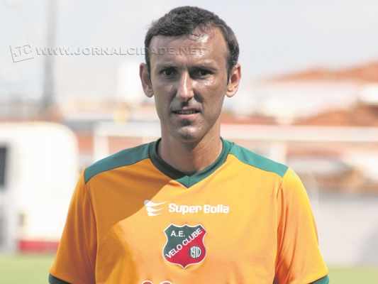 O zagueiro e capitão do time Tiago Bernardi jogará pelo quarto ano seguido no Rubro-Verde