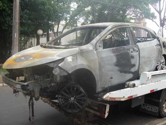 O carro utilizado no crime foi encontrado carbonizado na Estrada de Jacutinga