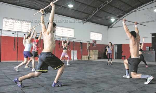 Antes de cada exercício, os alunos recebem orientações de professores credenciados a ministrar as aulas