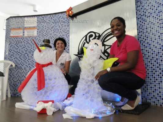 CRIATIVIDADE NATALINA: mulheres usaram a imaginação para construir e montar esse ‘boneco de neve’ com copinhos descartáveis para água. Todo mundo adorou o resultado
