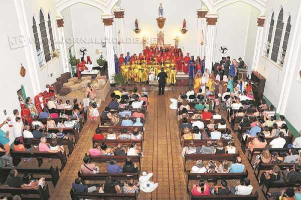 Seminário Claretiano: público assiste à apresentação de coral na programação do Natal Luz