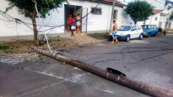 Poste com fiação elétrica caiu após caminhão passar pelo local. (Foto: Fábio Rodrigues)