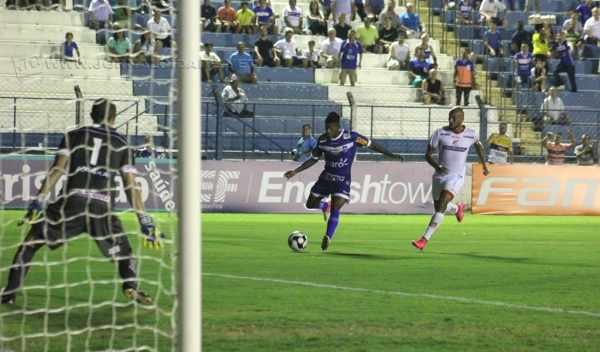 Galo Azul começou arrasador e com sete minutos, fez 2 a 0, mas com apenas 15 inscritos, time cansou, desperdiçou um pênalti e viu o Capivariano reagir e empatar