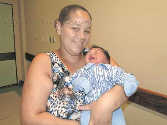Leiliane B. da Silva deu à luz Vitor no dia 3 de janeiro às 00h55
