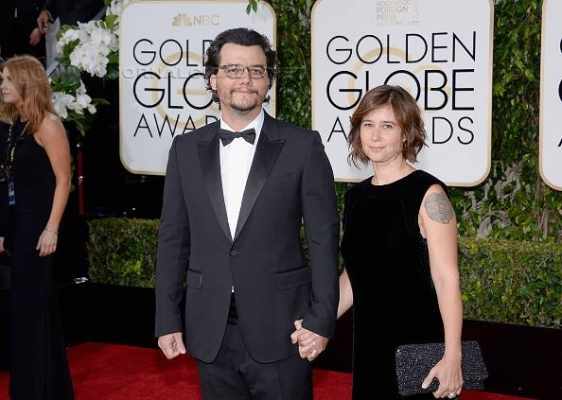 Wagner Moura e sua esposa no red carpet do Globo de Ouro 2016