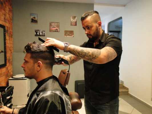 O barbeiro Murillo Reis trabalha há 10 anos cuidando da aparência do público masculino e, segundo o profissional, a procura pelos serviços de beleza relacionados aos homens cresceu muito
