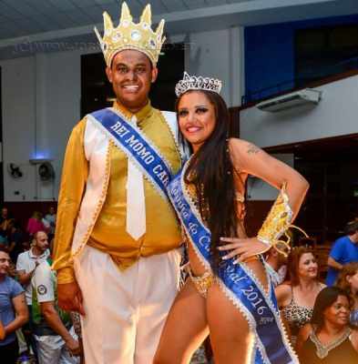 O superanimado rei momo Renan e sua rainha Thainá, após a cerimônia que os elegeu no comando do Carnaval 2016 em RC