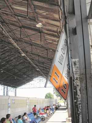 Placa danificada na Estação Ferroviária. Passageiros pedem melhorias no terminal urbano