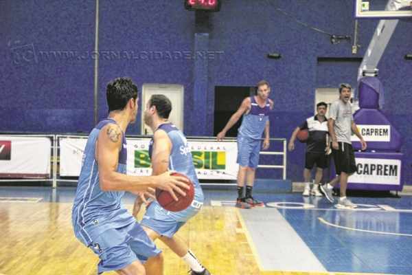 Dedé Barbosa (ao fundo) orienta jogadores a todo momento durante os treinos da equipe na quadra do ginásio Felipe Karam