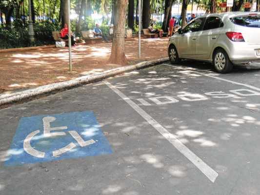 Vagas de estacionamento reservadas para idosos e pessoas com deficiência localizadas na Rua 3, no Jardim Público