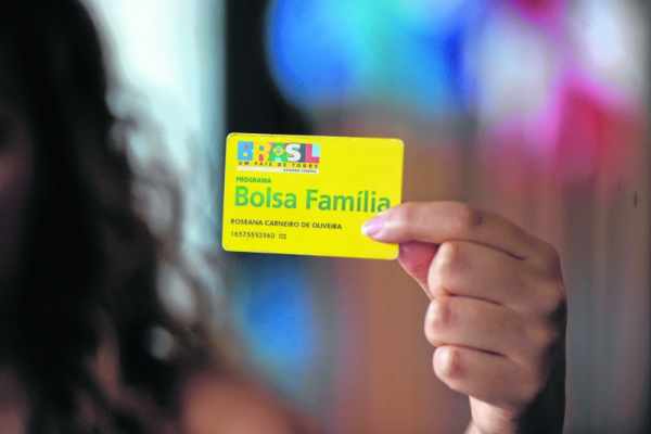 O benefício máximo mensal recebido por família rio-clarense referente ao Bolsa Família foi de R$ 716,83 em 2015