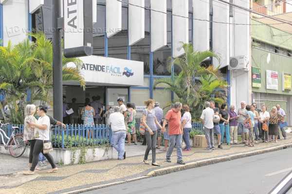 Cidadãos enfrentaram fila na porta do Atende Fácil na manhã dessa quarta-feira (24), no Centro de Rio Claro