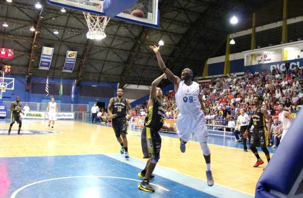 Aguerrido, intenso e focado, RC Basquete domina Mogi e vence a terceira seguida