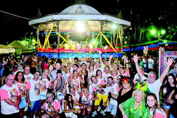 Floriza Stein (com fantasia verde à direita na foto em destaque) é a homenageada deste ano no cordão da ‘Banda do Coreto’, que resgata as marchinhas de Carnaval
