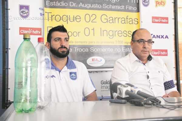 O diretor de marketing do Galo Azul, Danilo Gil, e Edivaldo Ferraz (à direita) durante coletiva de imprensa no Schmidtão