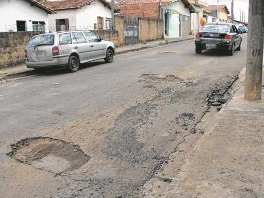 Más condições do asfalto na Rua Jacutinga dificulta a vida dos motoristas que passam pelo local